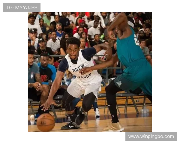 全面解析篮球规则中防守犯规和进攻犯规区别判定标准